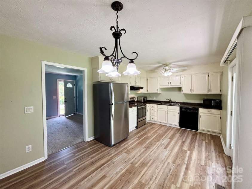 34 Broadleaf Drive, Hendersonville, NC 28739.  MLS# CAR4258322, YatesRealty ID 17031. 