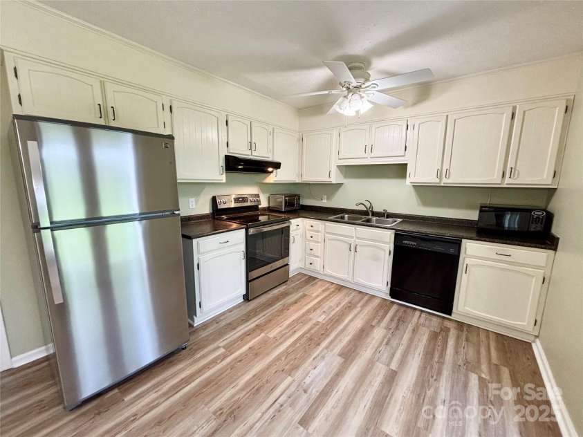 34 Broadleaf Drive, Hendersonville, NC 28739.  MLS# CAR4258322, YatesRealty ID 17031. 