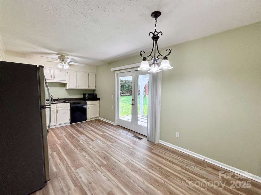 34 Broadleaf Drive, Hendersonville, NC 28739.  MLS# CAR4258322, YatesRealty ID 17031. 