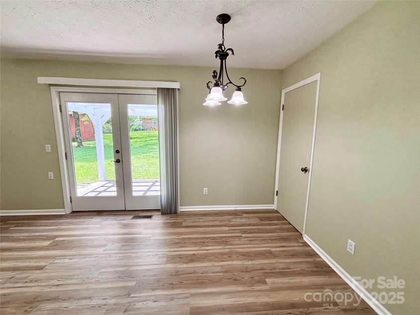 34 Broadleaf Drive, Hendersonville, NC 28739.  MLS# CAR4258322, YatesRealty ID 17031. 