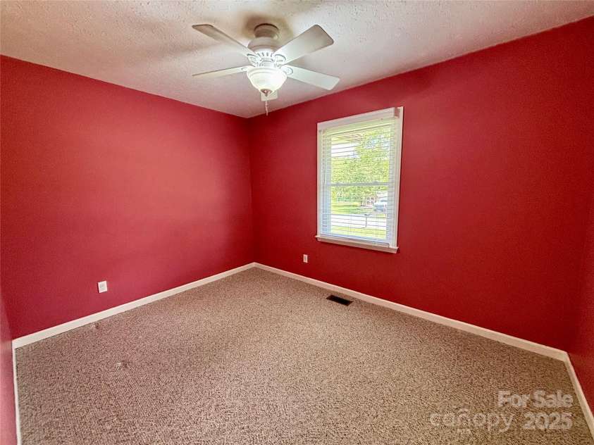 34 Broadleaf Drive, Hendersonville, NC 28739.  MLS# CAR4258322, YatesRealty ID 17031. 