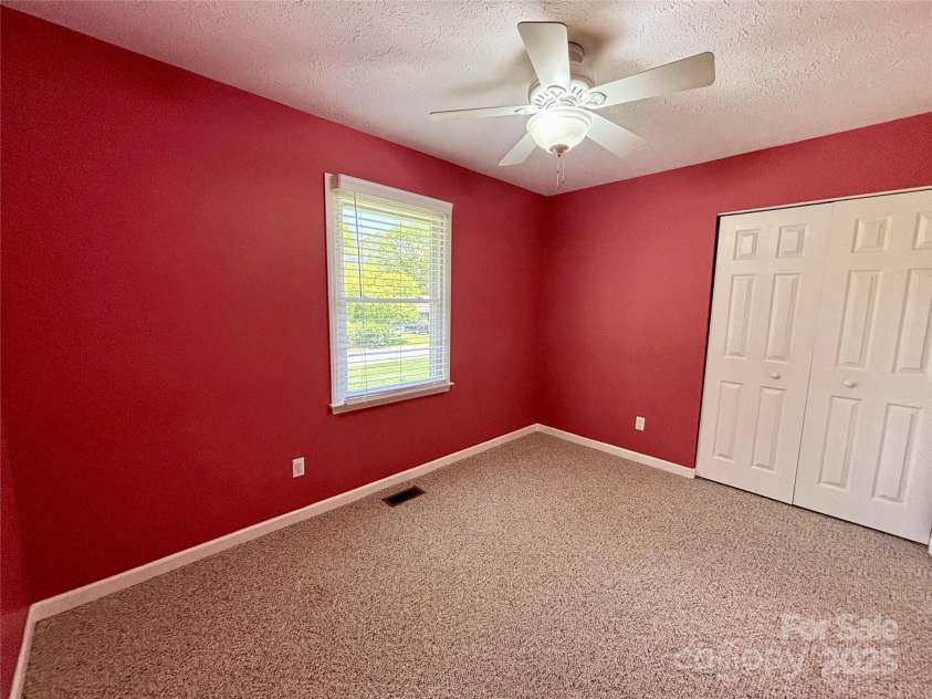 34 Broadleaf Drive, Hendersonville, NC 28739.  MLS# CAR4258322, YatesRealty ID 17031. 