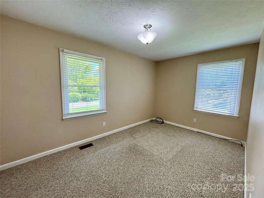 34 Broadleaf Drive, Hendersonville, NC 28739.  MLS# CAR4258322, YatesRealty ID 17031. 