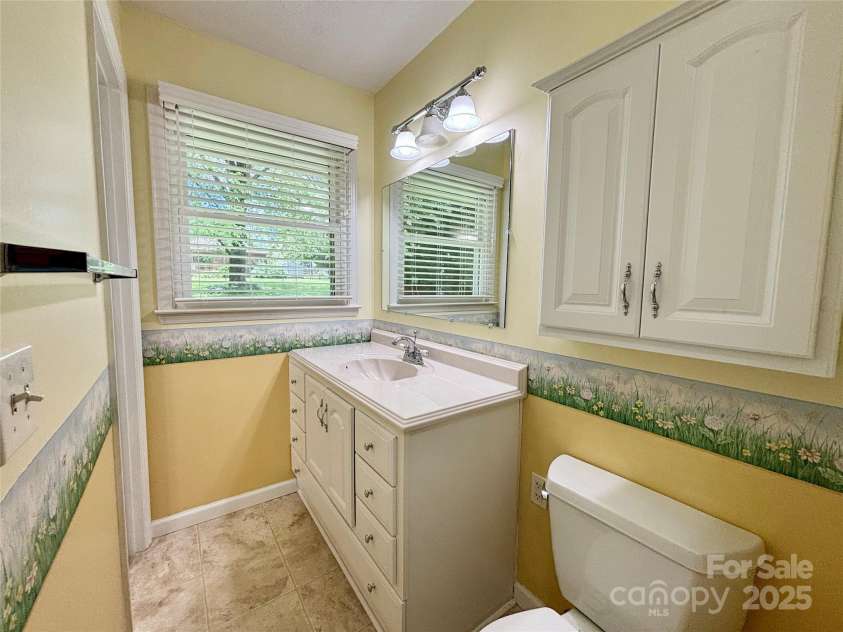 34 Broadleaf Drive, Hendersonville, NC 28739.  MLS# CAR4258322, YatesRealty ID 17031. 