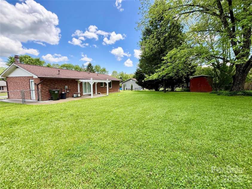 34 Broadleaf Drive, Hendersonville, NC 28739.  MLS# CAR4258322, YatesRealty ID 17031. 