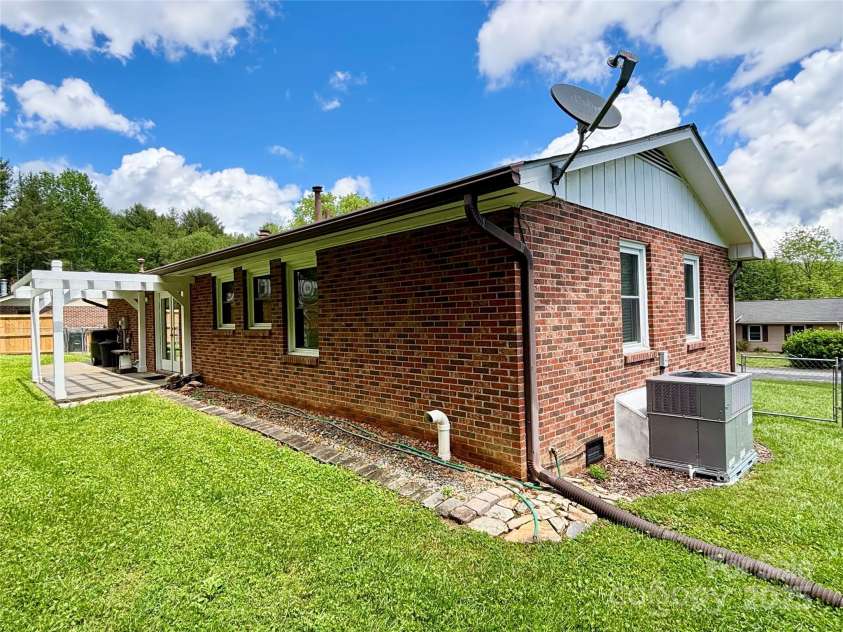 34 Broadleaf Drive, Hendersonville, NC 28739.  MLS# CAR4258322, YatesRealty ID 17031. 