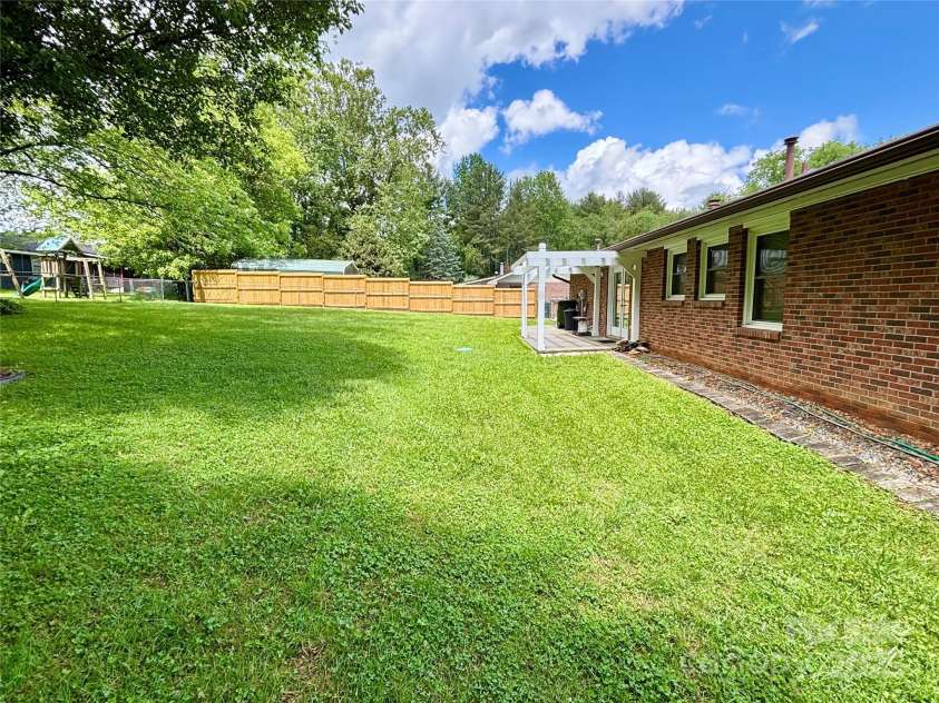 34 Broadleaf Drive, Hendersonville, NC 28739.  MLS# CAR4258322, YatesRealty ID 17031. 