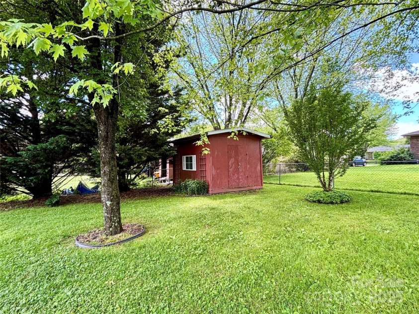 34 Broadleaf Drive, Hendersonville, NC 28739.  MLS# CAR4258322, YatesRealty ID 17031. 