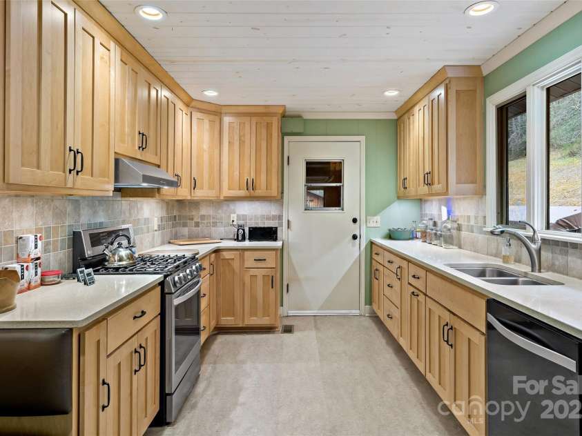 9675 Montford Cove Road, Marion, NC 28752.  MLS# CAR4206983, YatesRealty ID 17032. Great space in the kitchen.