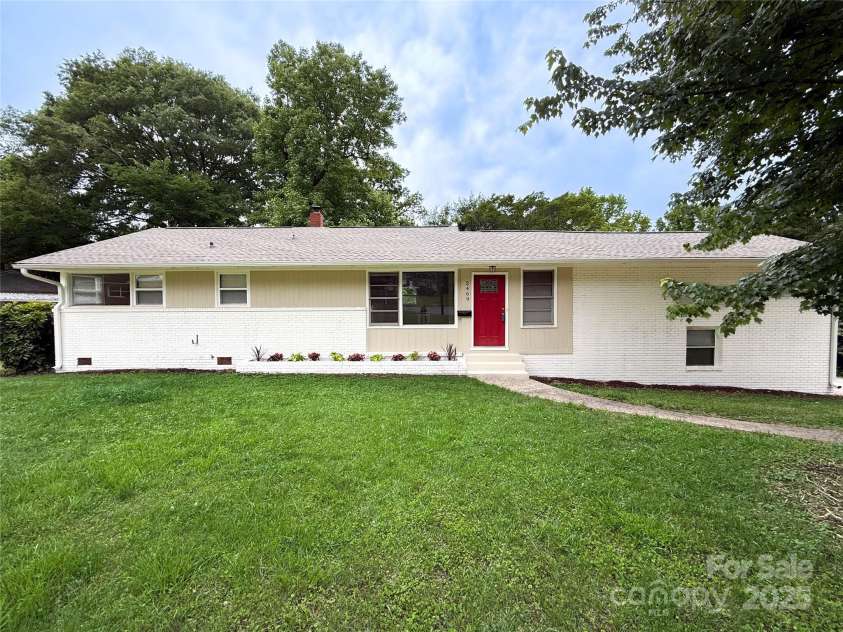 2469 Elkwood Circle, Charlotte, NC 28205.  MLS# CAR4258085, YatesRealty ID 17037. 