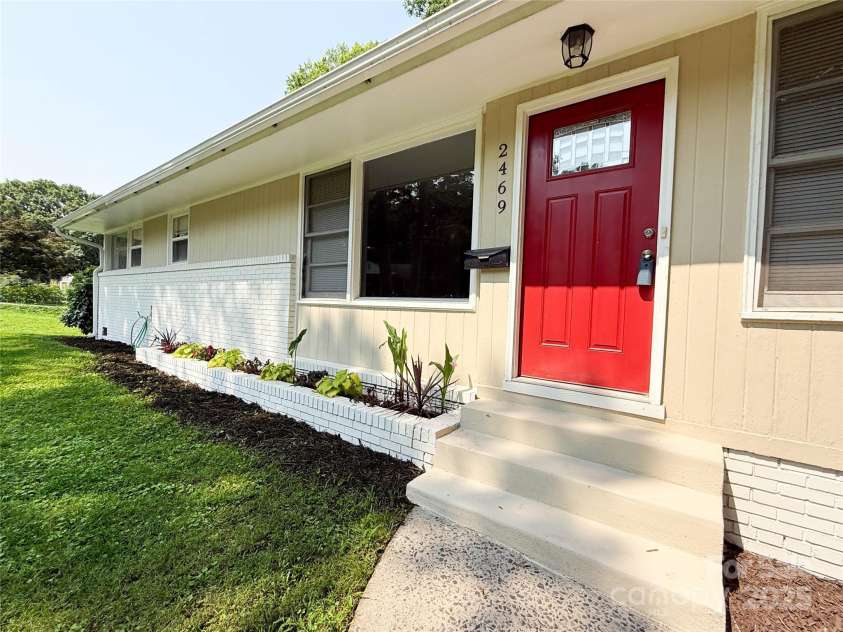 2469 Elkwood Circle, Charlotte, NC 28205.  MLS# CAR4258085, YatesRealty ID 17037. 