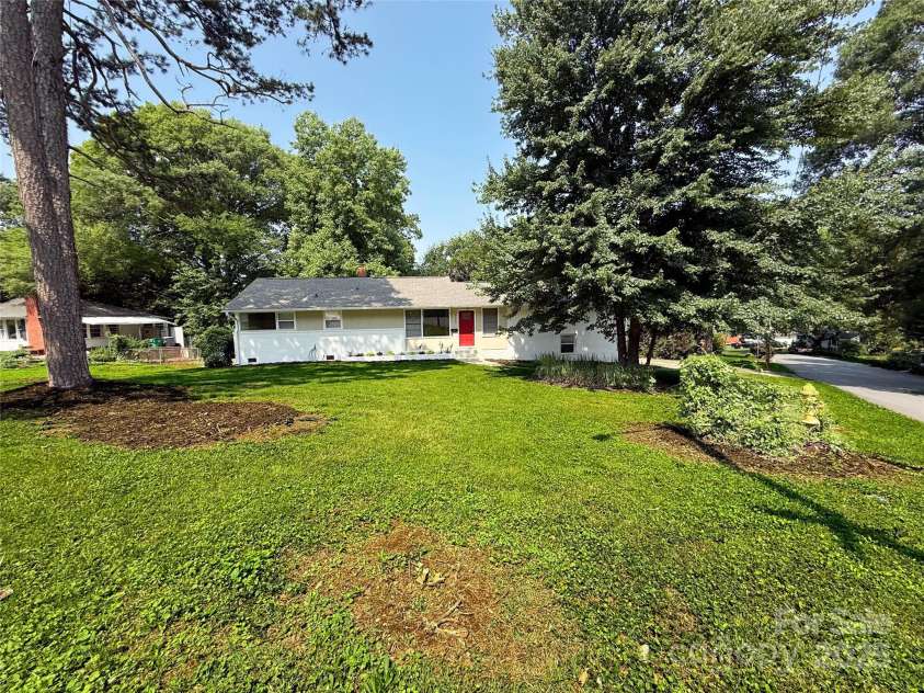 2469 Elkwood Circle, Charlotte, NC 28205.  MLS# CAR4258085, YatesRealty ID 17037. 