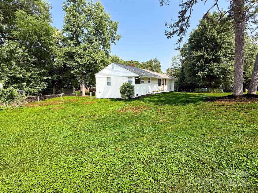 2469 Elkwood Circle, Charlotte, NC 28205.  MLS# CAR4258085, YatesRealty ID 17037. 