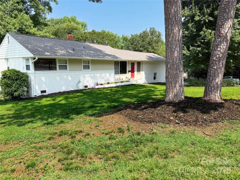 2469 Elkwood Circle, Charlotte, NC 28205.  MLS# CAR4258085, YatesRealty ID 17037. 