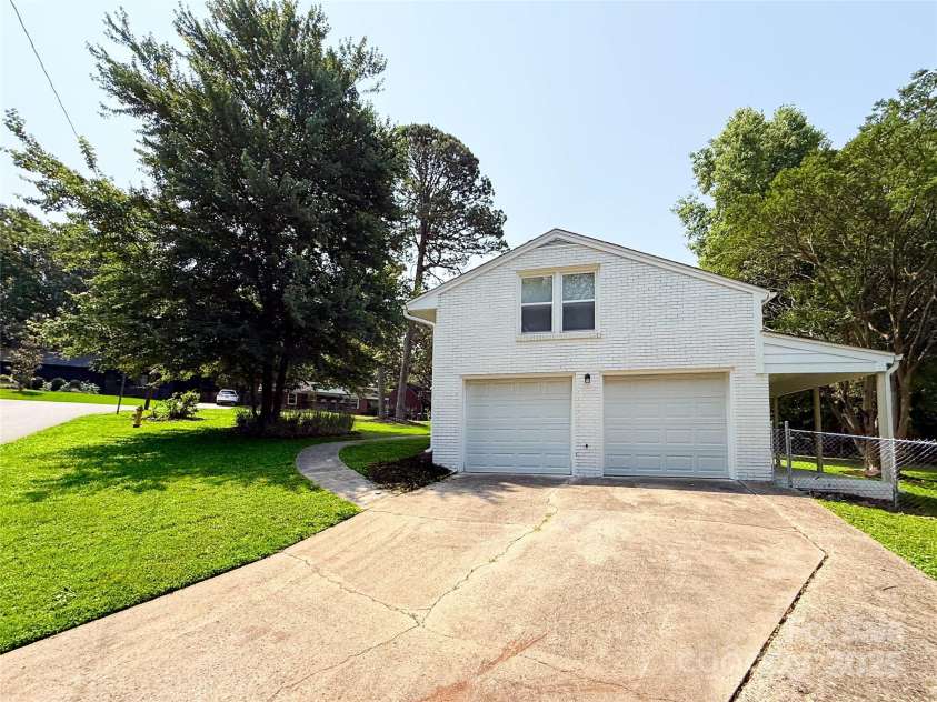 2469 Elkwood Circle, Charlotte, NC 28205.  MLS# CAR4258085, YatesRealty ID 17037. 