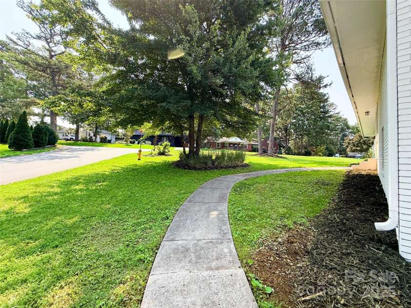 2469 Elkwood Circle, Charlotte, NC 28205.  MLS# CAR4258085, YatesRealty ID 17037. 