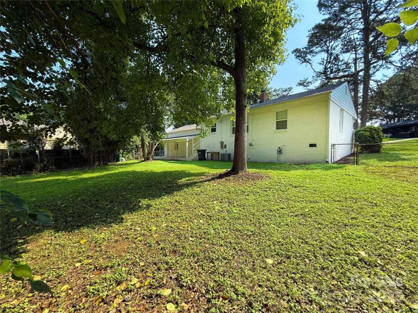 2469 Elkwood Circle, Charlotte, NC 28205.  MLS# CAR4258085, YatesRealty ID 17037. 