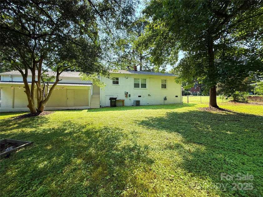 2469 Elkwood Circle, Charlotte, NC 28205.  MLS# CAR4258085, YatesRealty ID 17037. 