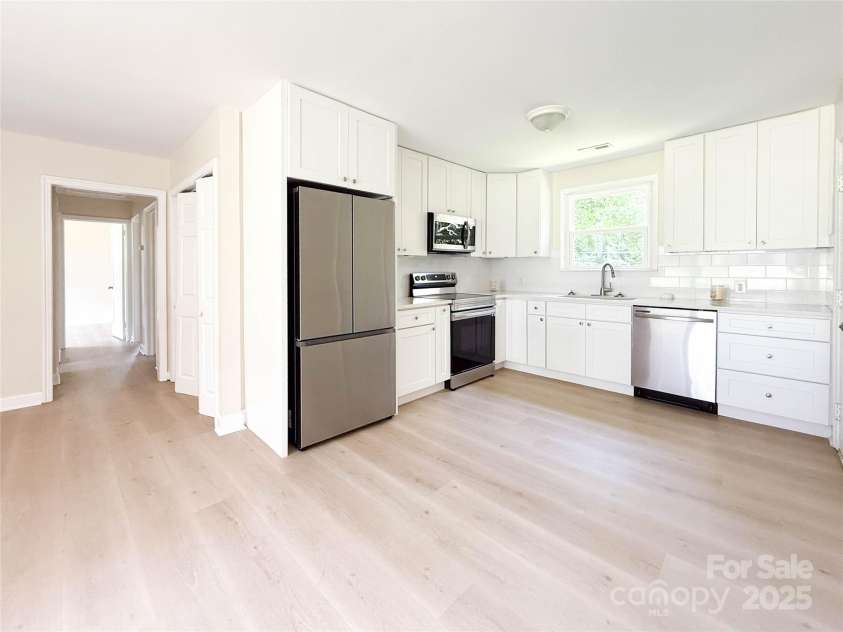 2469 Elkwood Circle, Charlotte, NC 28205.  MLS# CAR4258085, YatesRealty ID 17037. 
