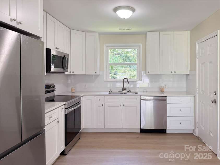 2469 Elkwood Circle, Charlotte, NC 28205.  MLS# CAR4258085, YatesRealty ID 17037. 