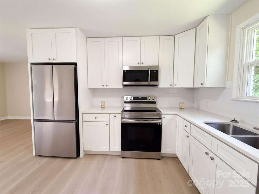2469 Elkwood Circle, Charlotte, NC 28205.  MLS# CAR4258085, YatesRealty ID 17037. 