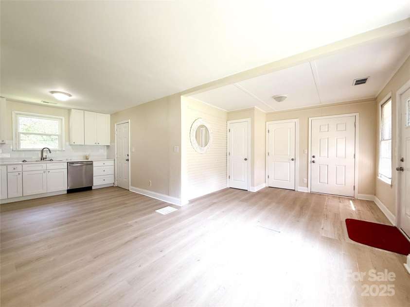 2469 Elkwood Circle, Charlotte, NC 28205.  MLS# CAR4258085, YatesRealty ID 17037. 