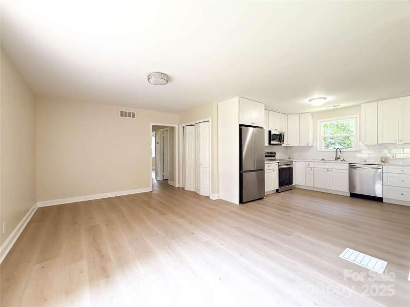 2469 Elkwood Circle, Charlotte, NC 28205.  MLS# CAR4258085, YatesRealty ID 17037. 