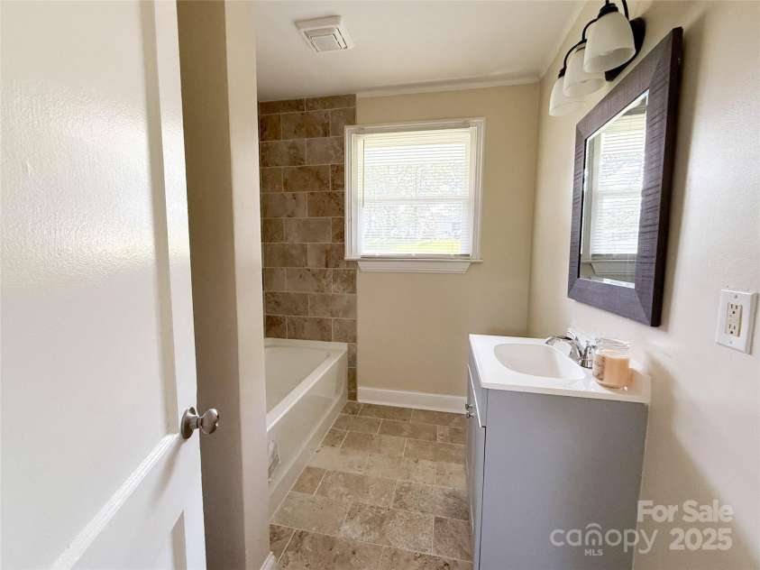 2469 Elkwood Circle, Charlotte, NC 28205.  MLS# CAR4258085, YatesRealty ID 17037. Bath 1