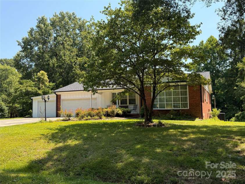 2405 Forrestbrook Drive, Kannapolis, NC 28083.  MLS# CAR4266411, YatesRealty ID 17040. 