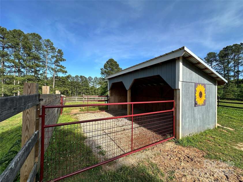 68 Stone Cottage Lane, Landrum, SC 29356.  MLS# CAR4251994, YatesRealty ID 17042. 