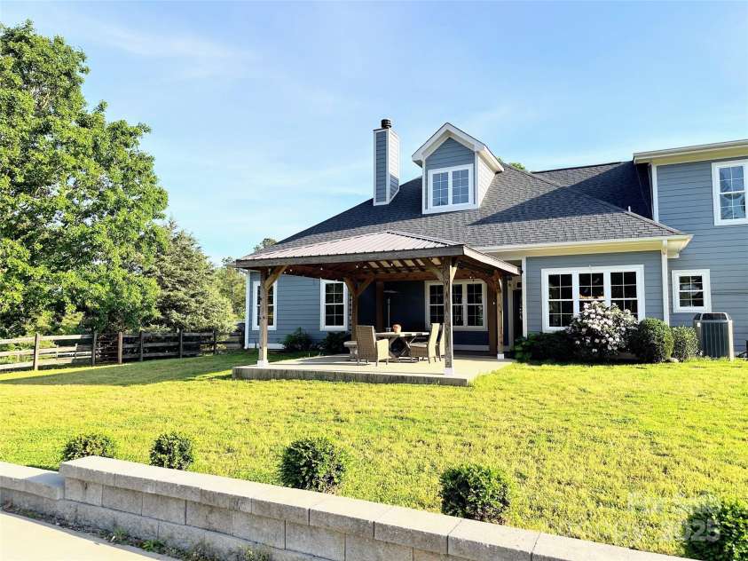 68 Stone Cottage Lane, Landrum, SC 29356.  MLS# CAR4251994, YatesRealty ID 17042. 