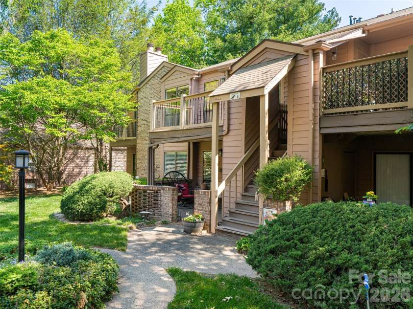 38 Ravencroft Lane, Asheville, NC 28803.  MLS# CAR4376530, YatesRealty ID 17046. 