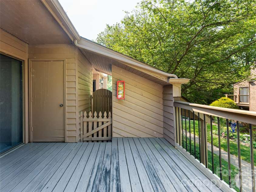 38 Ravencroft Lane, Asheville, NC 28803.  MLS# CAR4376530, YatesRealty ID 17046. 