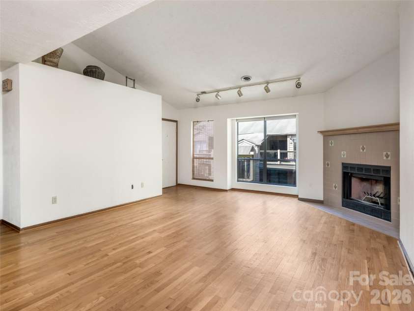 38 Ravencroft Lane, Asheville, NC 28803.  MLS# CAR4376530, YatesRealty ID 17046. 
