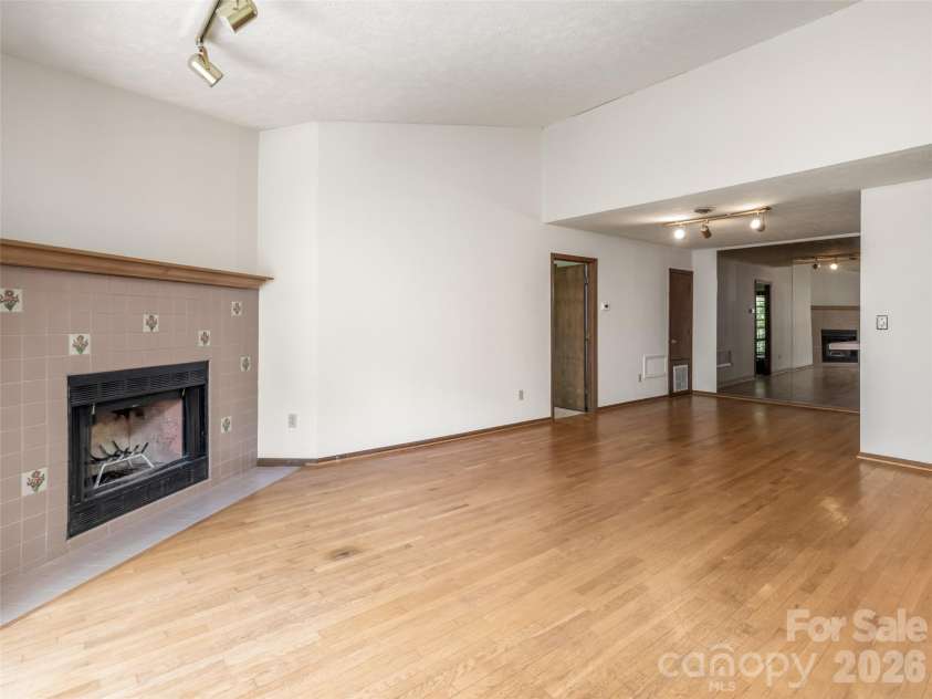 38 Ravencroft Lane, Asheville, NC 28803.  MLS# CAR4376530, YatesRealty ID 17046. 