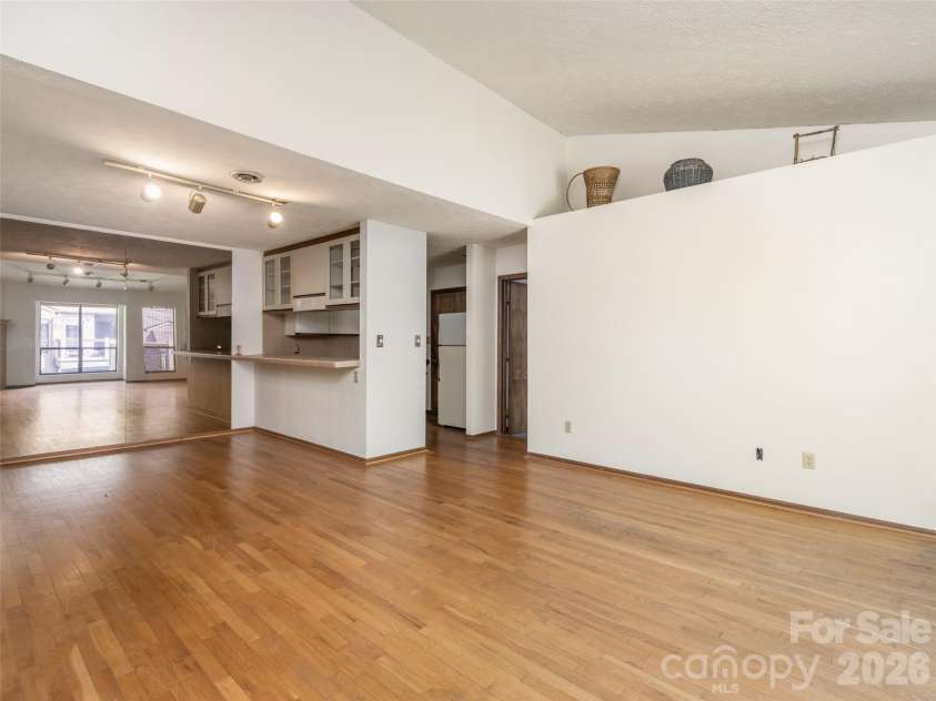 38 Ravencroft Lane, Asheville, NC 28803.  MLS# CAR4376530, YatesRealty ID 17046. 