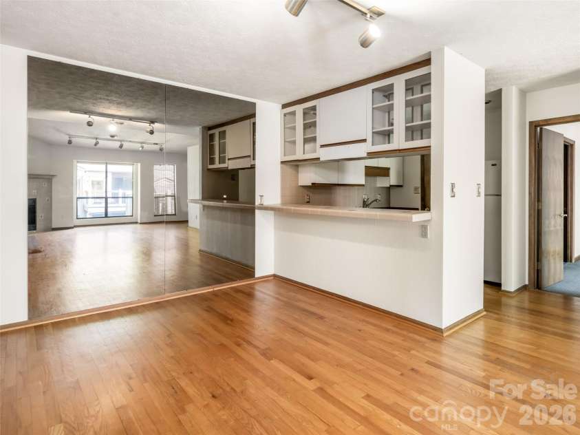 38 Ravencroft Lane, Asheville, NC 28803.  MLS# CAR4376530, YatesRealty ID 17046. 