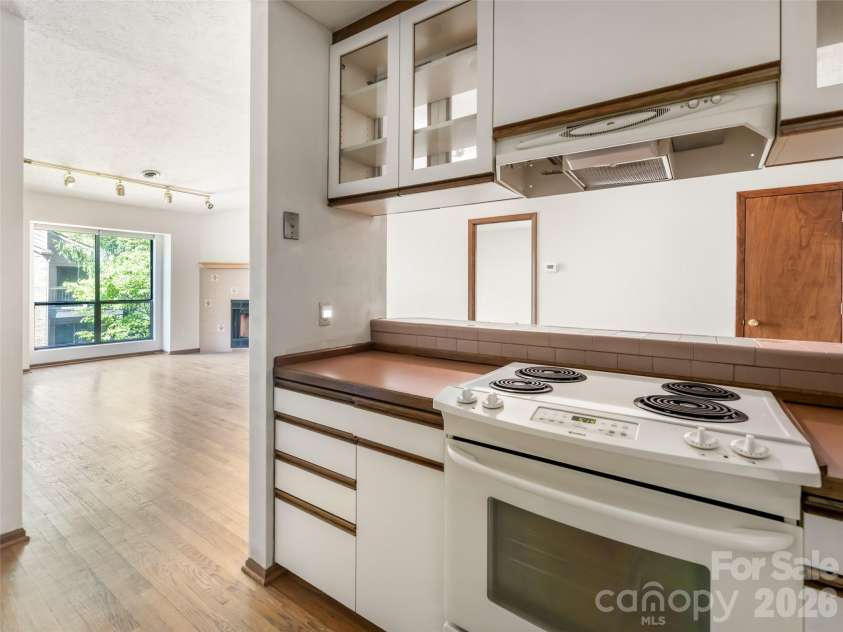38 Ravencroft Lane, Asheville, NC 28803.  MLS# CAR4376530, YatesRealty ID 17046. 
