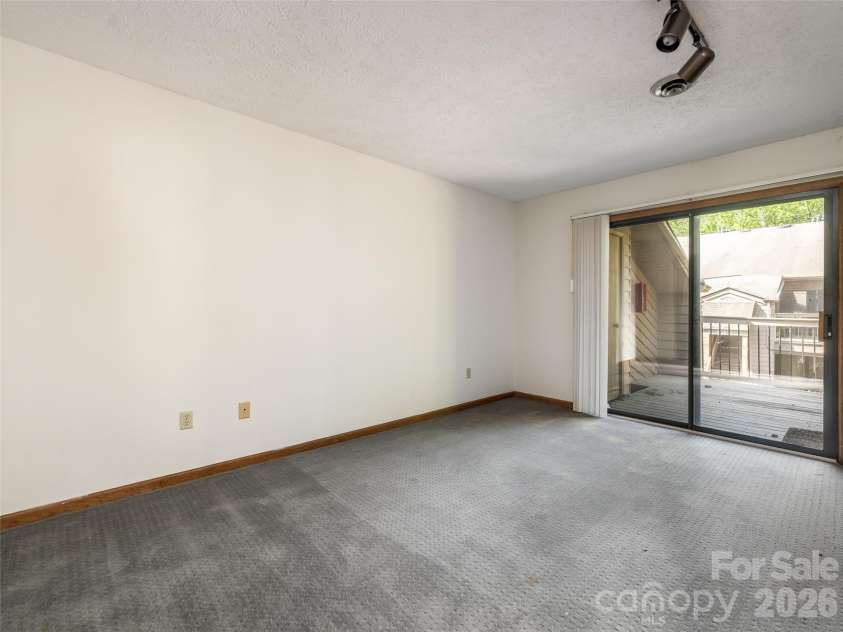 38 Ravencroft Lane, Asheville, NC 28803.  MLS# CAR4376530, YatesRealty ID 17046. 