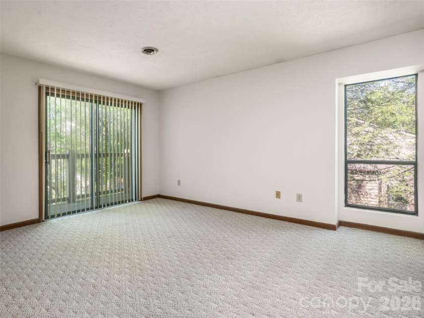 38 Ravencroft Lane, Asheville, NC 28803.  MLS# CAR4376530, YatesRealty ID 17046. 