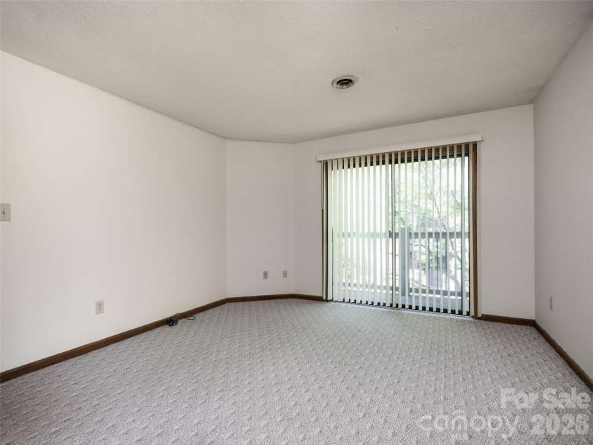 38 Ravencroft Lane, Asheville, NC 28803.  MLS# CAR4376530, YatesRealty ID 17046. 