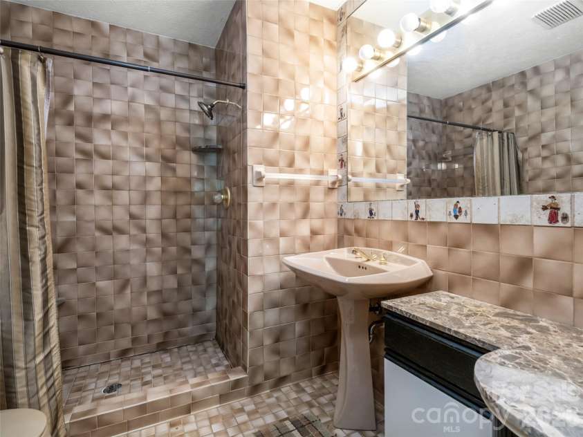 38 Ravencroft Lane, Asheville, NC 28803.  MLS# CAR4376530, YatesRealty ID 17046. 