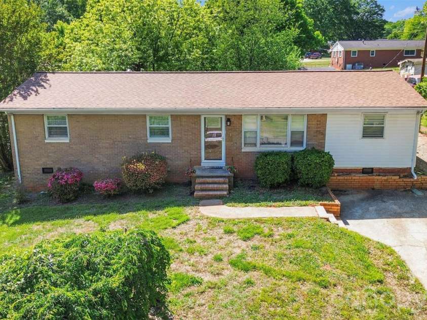 1907 Alpine Lane, Gastonia, NC 28054.  MLS# CAR4375181, YatesRealty ID 17047. 