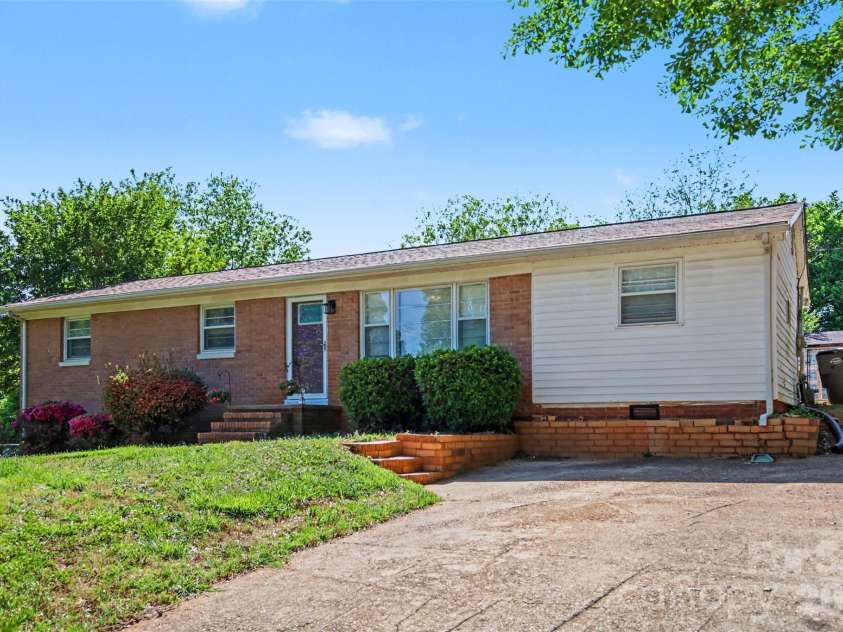 1907 Alpine Lane, Gastonia, NC 28054.  MLS# CAR4375181, YatesRealty ID 17047. 