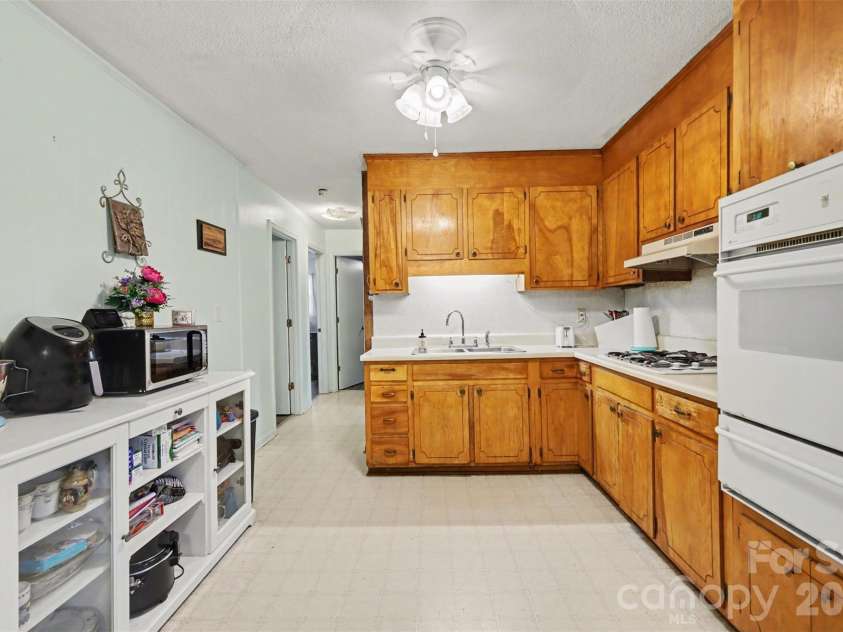 1907 Alpine Lane, Gastonia, NC 28054.  MLS# CAR4375181, YatesRealty ID 17047. 