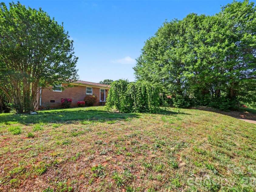 1907 Alpine Lane, Gastonia, NC 28054.  MLS# CAR4375181, YatesRealty ID 17047. 