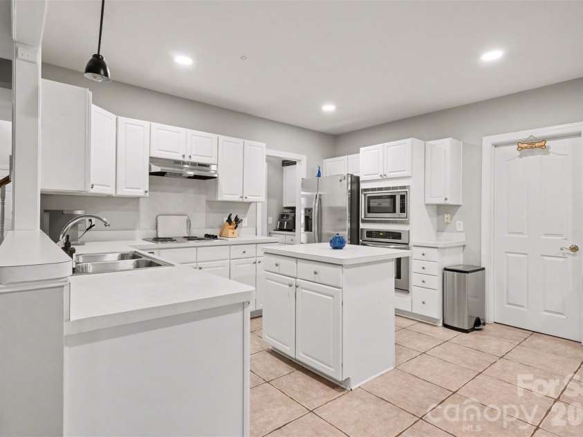 15817 Prestwoods Lane, Huntersville, NC 28078.  MLS# CAR4375192, YatesRealty ID 17048. 