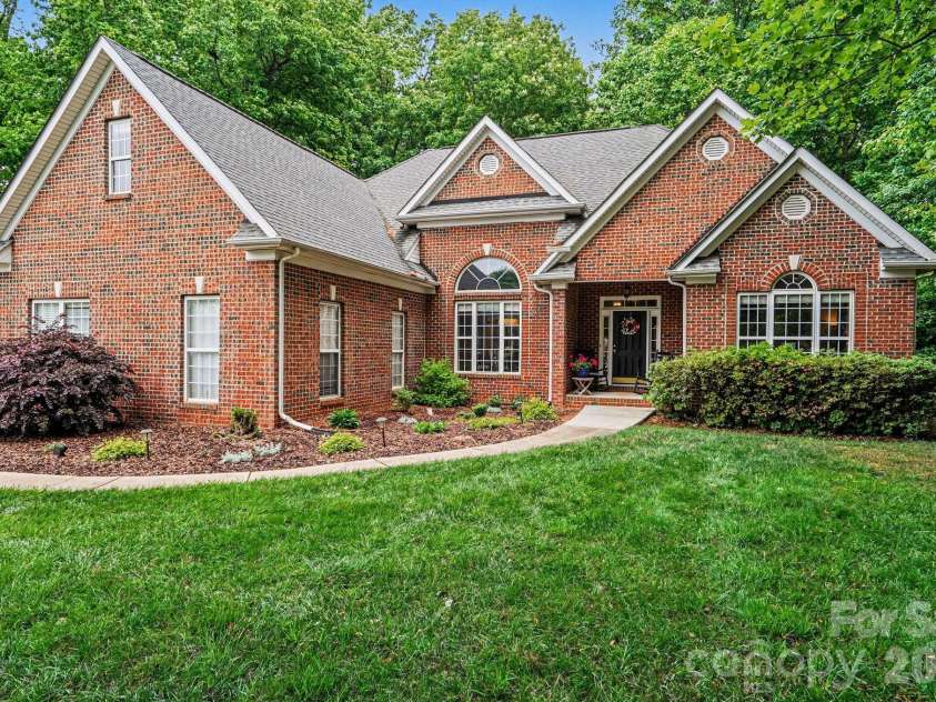 10501 Olde Irongate Lane, Mint Hill, NC 28227.  MLS# CAR4376246, YatesRealty ID 17049. 