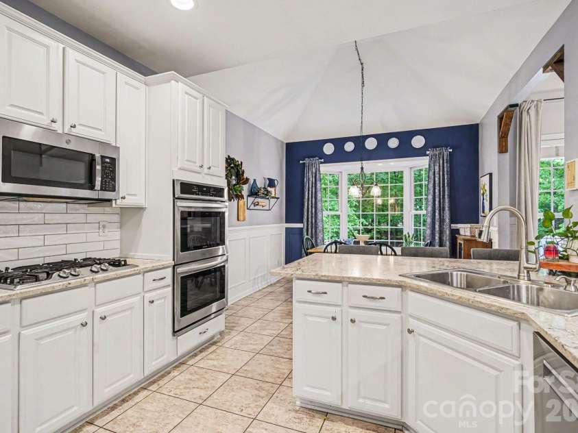 10501 Olde Irongate Lane, Mint Hill, NC 28227.  MLS# CAR4376246, YatesRealty ID 17049. 