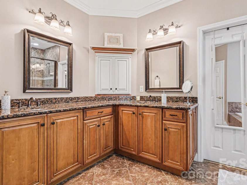 10501 Olde Irongate Lane, Mint Hill, NC 28227.  MLS# CAR4376246, YatesRealty ID 17049. 